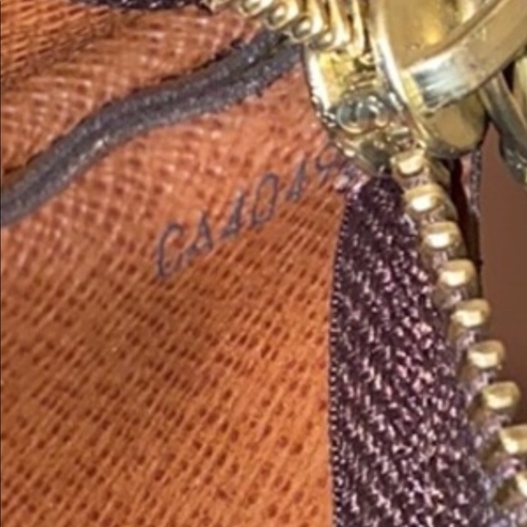 Louis Vuitton BNIB Monogram Key Case from 2009!… - Picture 8 of 9